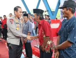 Kapolda Sulsel Bagikan Ribuan Paket Bantuan Sembako dan Gelar Bakti Sosial di Sinjai