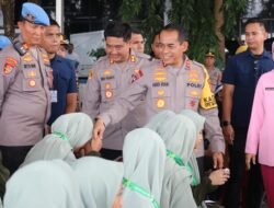 Kapolda Sulsel Irjen Pol Andi Rian R Djajadi Sapa Anak Yatim dan Stunting dalam Bakti Sosial