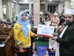 Plt Kadiskominfo Kota Makassar Serahkan Bantuan Hibah 100 Juta Rupiah ke Masjid Ihyatul Jamaah