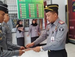 Pelaksanaan Kegiatan Apel Pagi dan Pemberian Reward kepada Pegawai Teladan di Rutan Kelas II B Bantaeng