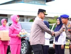 Kapolres Bone dan Bhayangkari Cabang Bone Memberikan Dukungan Moril pada Petugas Pengamanan Lebaran