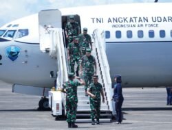 Transit di Bandara Lanud Sultan Hasanuddin, Kasdam XIV/Hsn Mewakili Pangdam Menyambut Kedatangan Kasum TNI