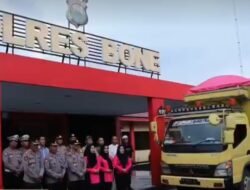 Polres Bone Turun Langsung: Bantuan Sembako untuk Korban Banjir wilayah Polda Sulsel