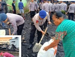Peduli Kemanusian, Personil Satpolairud Polres Bone Turut Membantu Masyarakat Bersihkan Puing Kebakaran