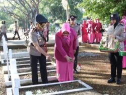 Ziarah dan Tabur Bunga di TMP Panaikang, Kapolrestabes Makassar Pimpin Peringatan HUT Bhayangkara ke-78