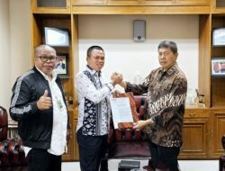Ketua Umum BPP KKSS Serahkan Surat Keputusan Kepengurusan BPW KKSS Kepri Periode 2024-2029