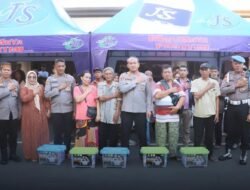 Makassar – Dalam Rangka Hari Bhayangkara ke-78, Polrestabes Makassar Bagikan Paket Sembako kepada Warga