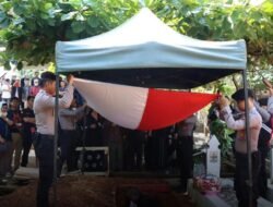 Polrestabes Makassar Gelar Upacara Pemakaman Secara Dinas untuk Bripka Agus Erdi Rais Ode
