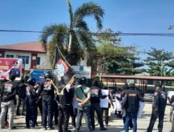 Puluhan Massa Ormas Laskar Sinrijala Indonesia Gelar Aksi Protes di Depan Polsek Tamalate