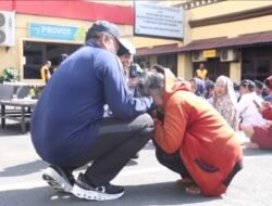 Suasana Haru di Polrestabes Makassar, Kapolrestabes Kombes Pol. Dr. Mokhamad Ngajib Berikan Hadiah Umroh kepada Warga
