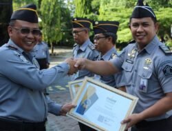 Kepala Lapas IIA Parepare Berikan Penghargaan Pegawai Terbaik Triwulan IV 2024
