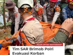 Brimob dan Tim Gabungan Evakuasi Korban Hanyut dan Longsor di Cisarua, Bogor