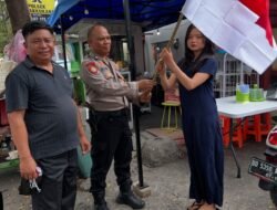 Semarak Proklamasi RI Ke-80 di Makassar, Polisi Bagi-bagi Bendera Merah Putih