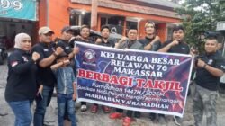 Relawan 76 Bagikan 200 Paket Takjil di Jalan Opu Daeng Siraju, Semarakkan Ramadhan 1447 H di Makassar
