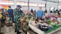 Babinsa Koramil 07/Baranti Pantau Harga dan Ketersediaan Sembako di Pasar Sentral Baranti