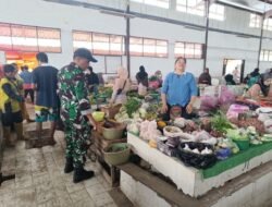Babinsa Koramil 07/Baranti Pantau Harga dan Ketersediaan Sembako di Pasar Sentral Baranti