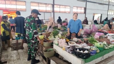 Babinsa Koramil 07/Baranti Pantau Harga dan Ketersediaan Sembako di Pasar Sentral Baranti