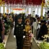 Pernikahan Praka Ade Prabowo dan Linda Ekawati Berlangsung Khidmat, Pedang Pora Warnai Momen Sakral di Palopo