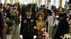 Pernikahan Praka Ade Prabowo dan Linda Ekawati Berlangsung Khidmat, Pedang Pora Warnai Momen Sakral di Palopo
