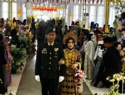 Pernikahan Praka Ade Prabowo dan Linda Ekawati Berlangsung Khidmat, Pedang Pora Warnai Momen Sakral di Palopo